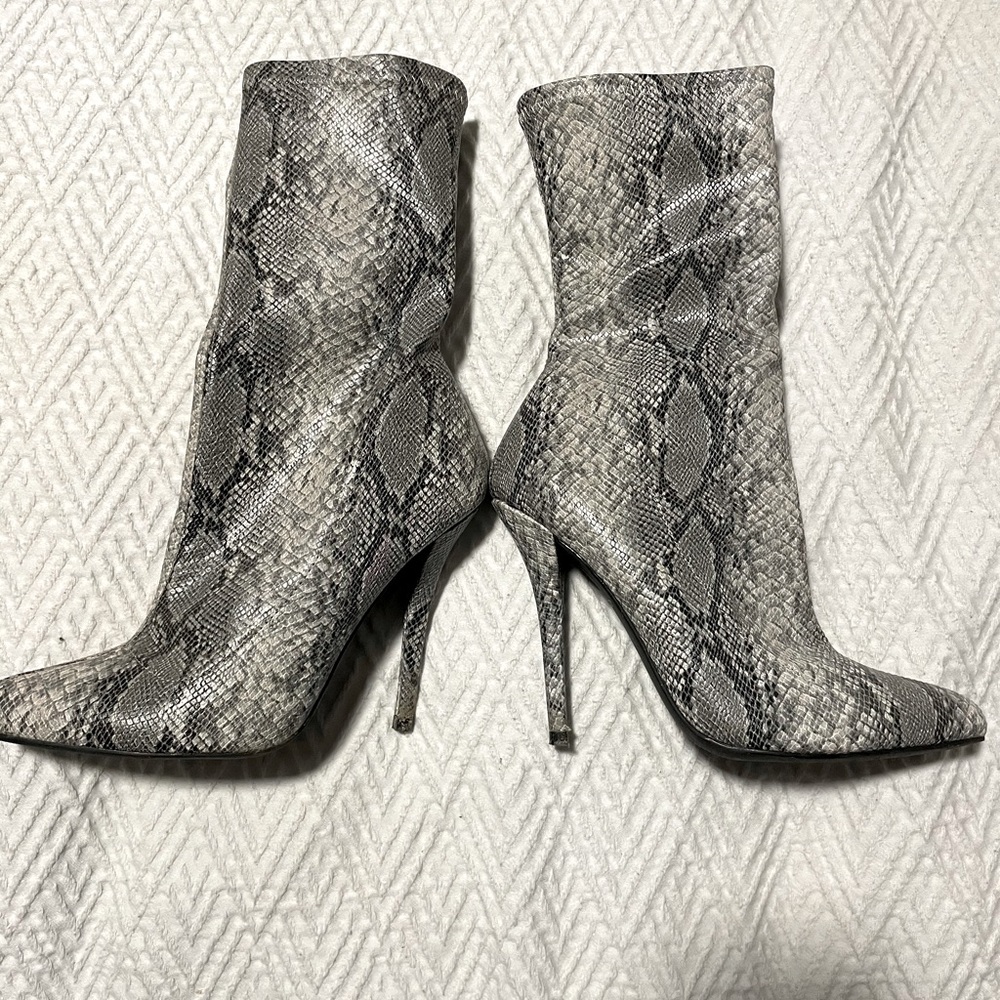 Heeled boots snake print